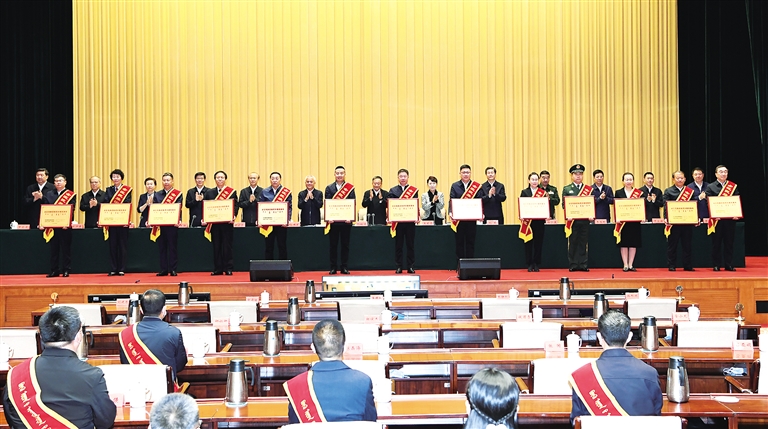 自治区党委统战工作会议暨全区民族团结进步表彰大会召开 孙绍骋讲话 王莉霞主持2.jpg